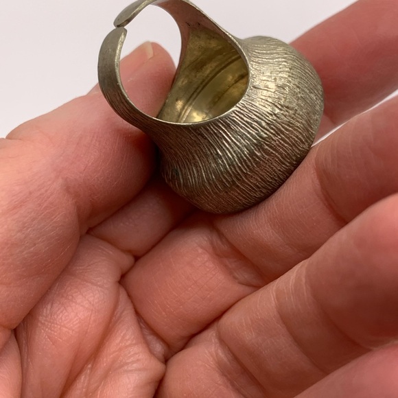 Vintage Brutalist Textured Brass Ring with Black Pave Crystal Stones Size 5 - Picture 5 of 9